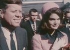ジョン･F･ケネディ （1917～1963）  第 35 代アメリカ合衆国大統領。選挙で選ばれた大統領としては史上最年少 (43歳)、またカトリック教徒としては初めて。雄弁と才気に恵まれ、多くの国民の支持を得たが、1963年11月テキサス州ダラスで暗殺された。すぐに容疑者としてリー･ハーヴェイ･オズワルドが逮捕されたが、暗殺事件の真相については様々な説が語られている。ケネディ家と暗黒街の深い結びつきについては多くの証拠が挙がっているが、大統領になった後のケネディは、それまでの関係を無視して、マフィアを締め付ける政策を実行した。その裏切りに怒ったマフィアが、何らかの形で暗殺事件に関わったというのが「マフィア実行説」である。